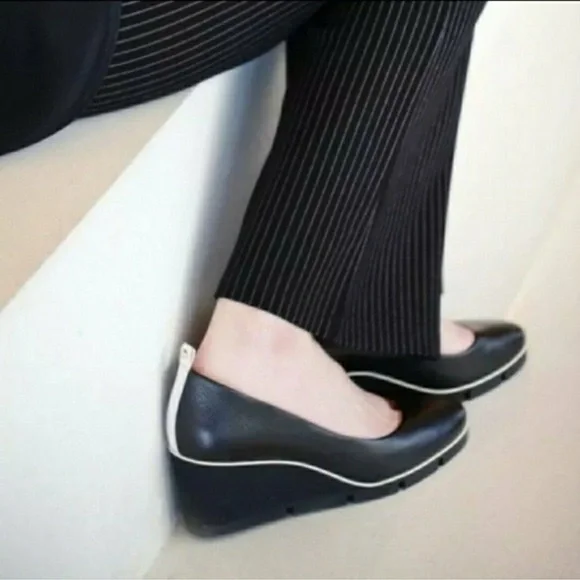 BETABRAND All Weather Wedge Heel In Black Pebbled Leather Slip On Size 11 NEW - Picture 15 of 16